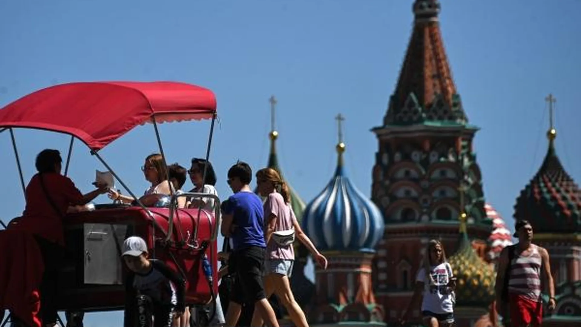 Люди у ларька «Напитки и мороженое» на Красной пощади в Москве
