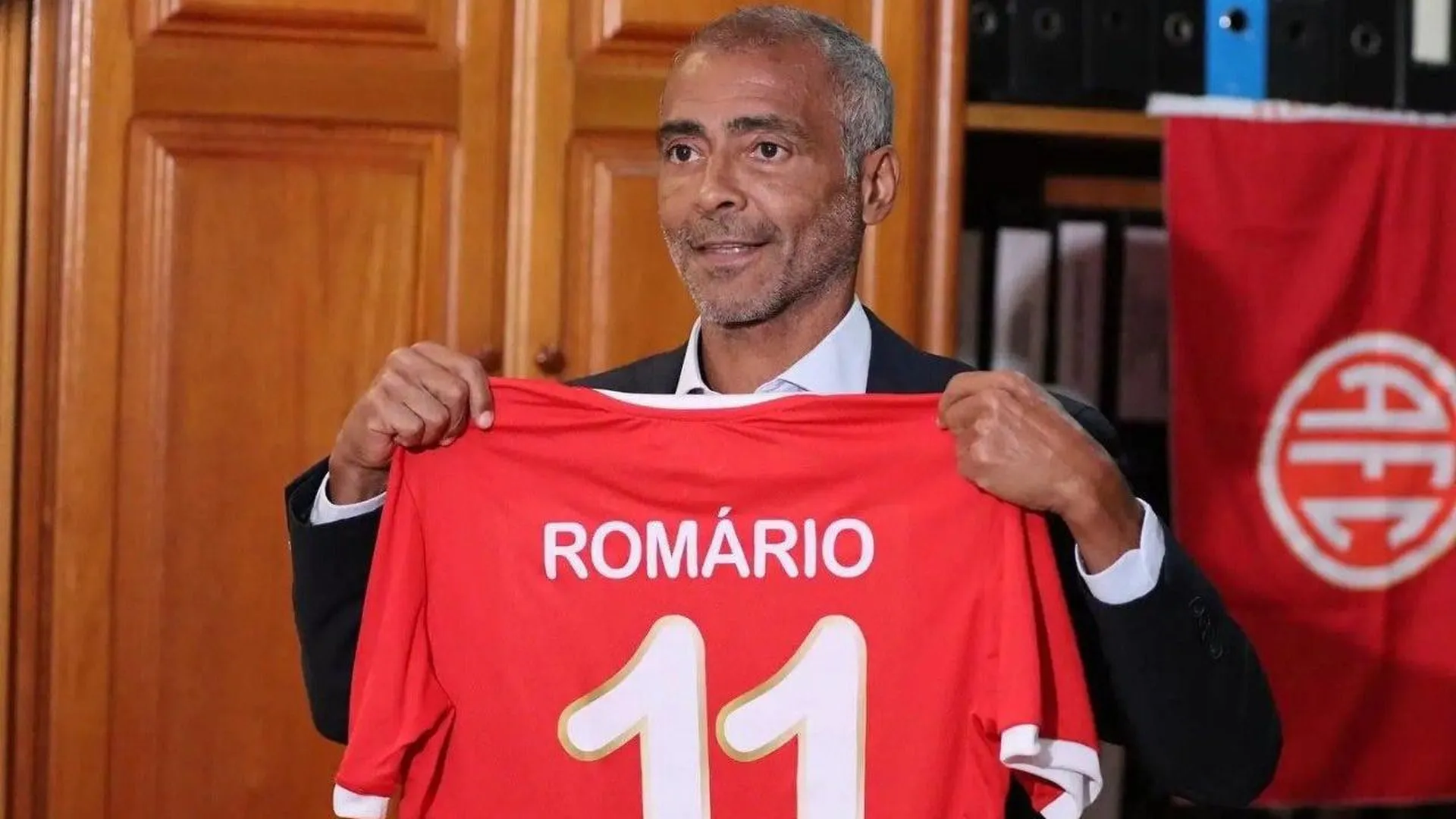 Легендарный бразилец Ромарио решил возобновить футбольную карьеру в 58 лет