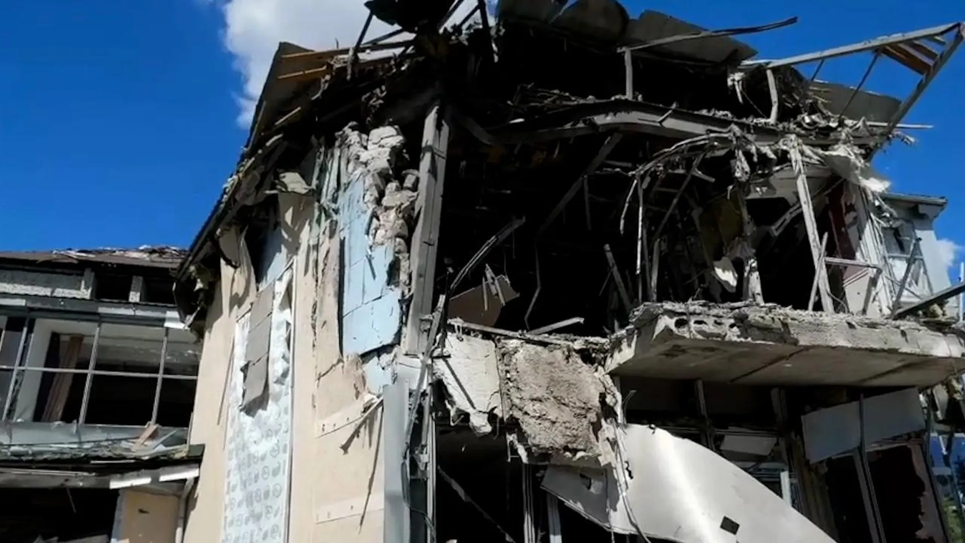 Последствия удара ВСУ по ресторану в Донецке показали на видео