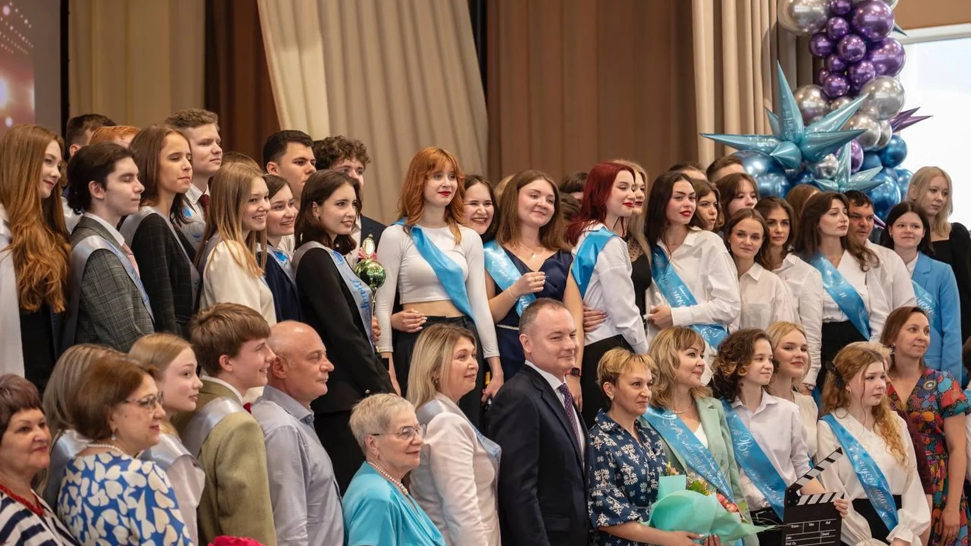 Удачи и только вперед. Алексей Спасский поздравил выпускников с окончанием школы