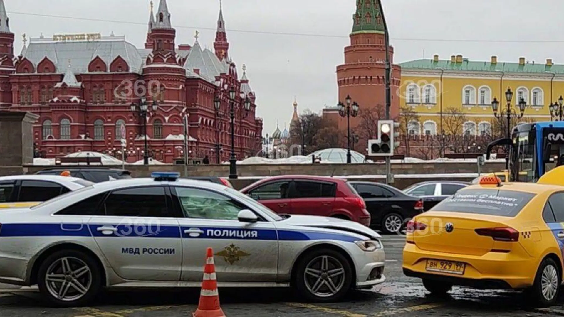 Полицейская машина столкнулась с такси в центре Москвы. Видео | 360°