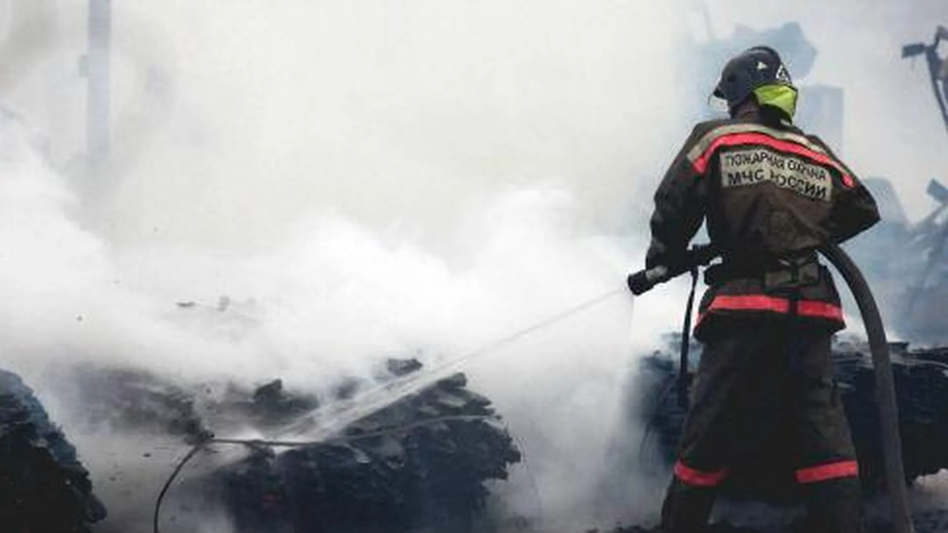Крупный пожар потушили на складе в Ивантеевке