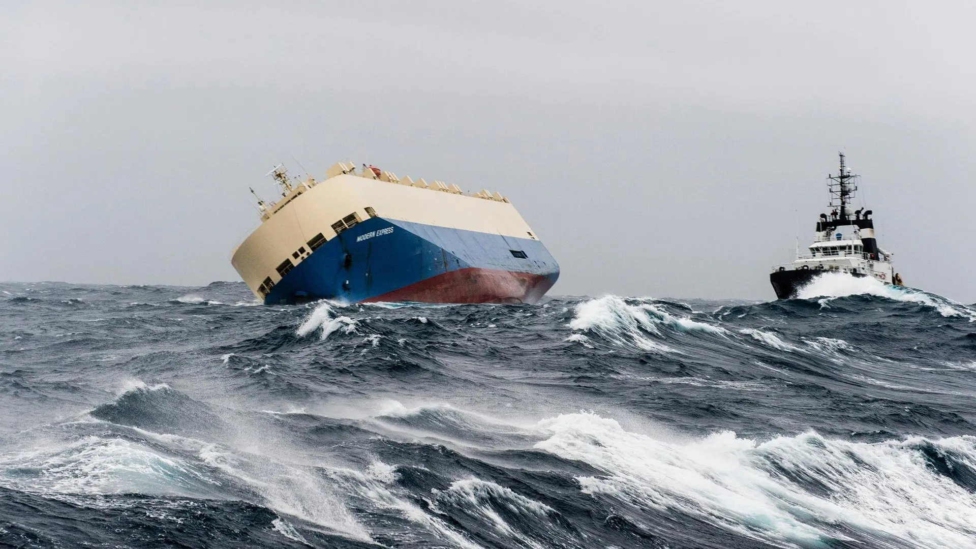 Guardian: судно с гражданами России на борту затонуло в Атлантическом океане