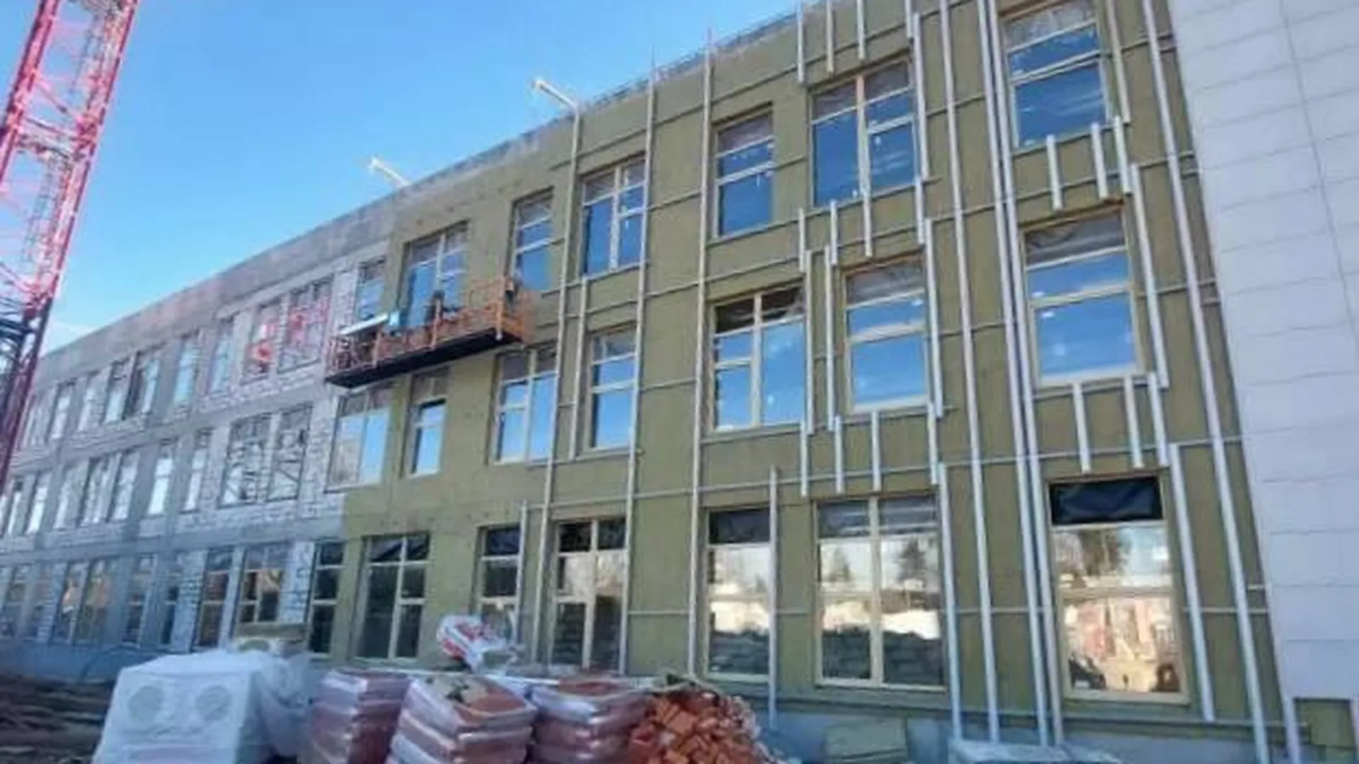 Строители приступили к фасадным работам в будущей школе в Пушкинском округе