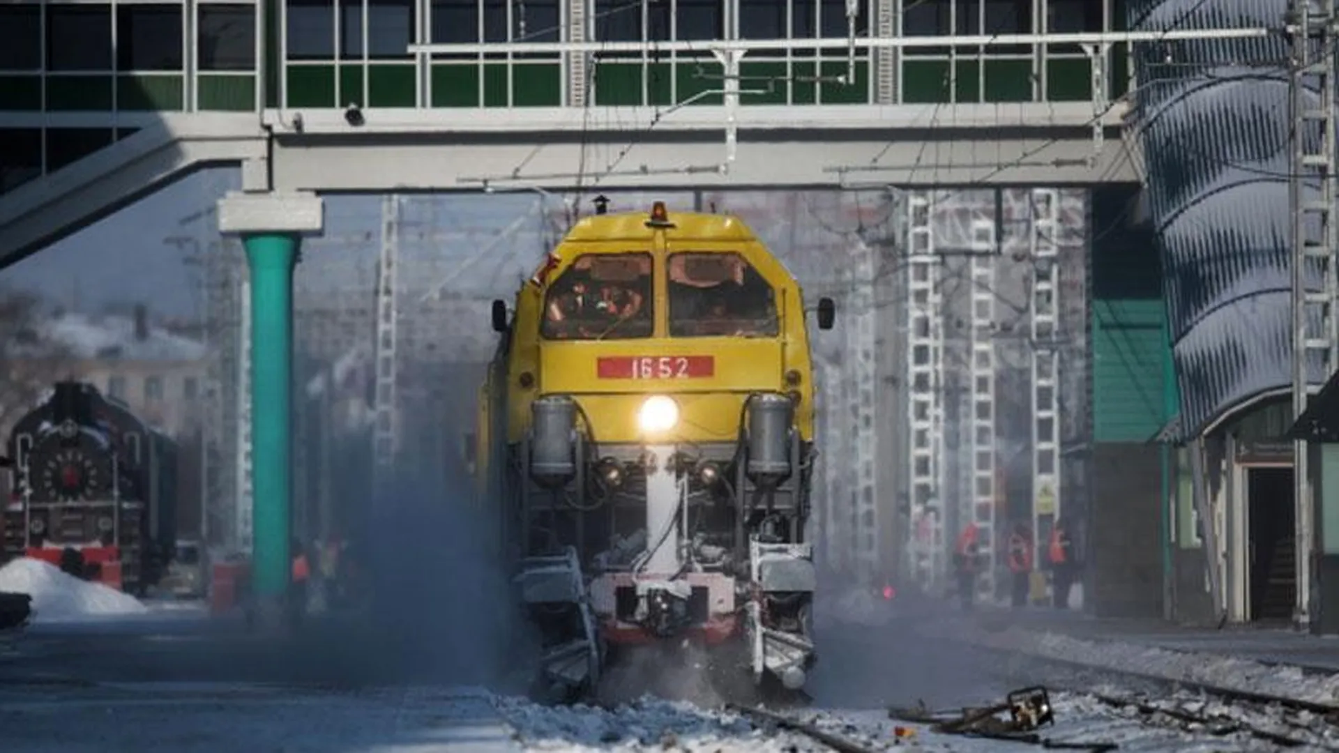 Более тысячи железнодорожников ведут борьбу со снегопадом на МЖД