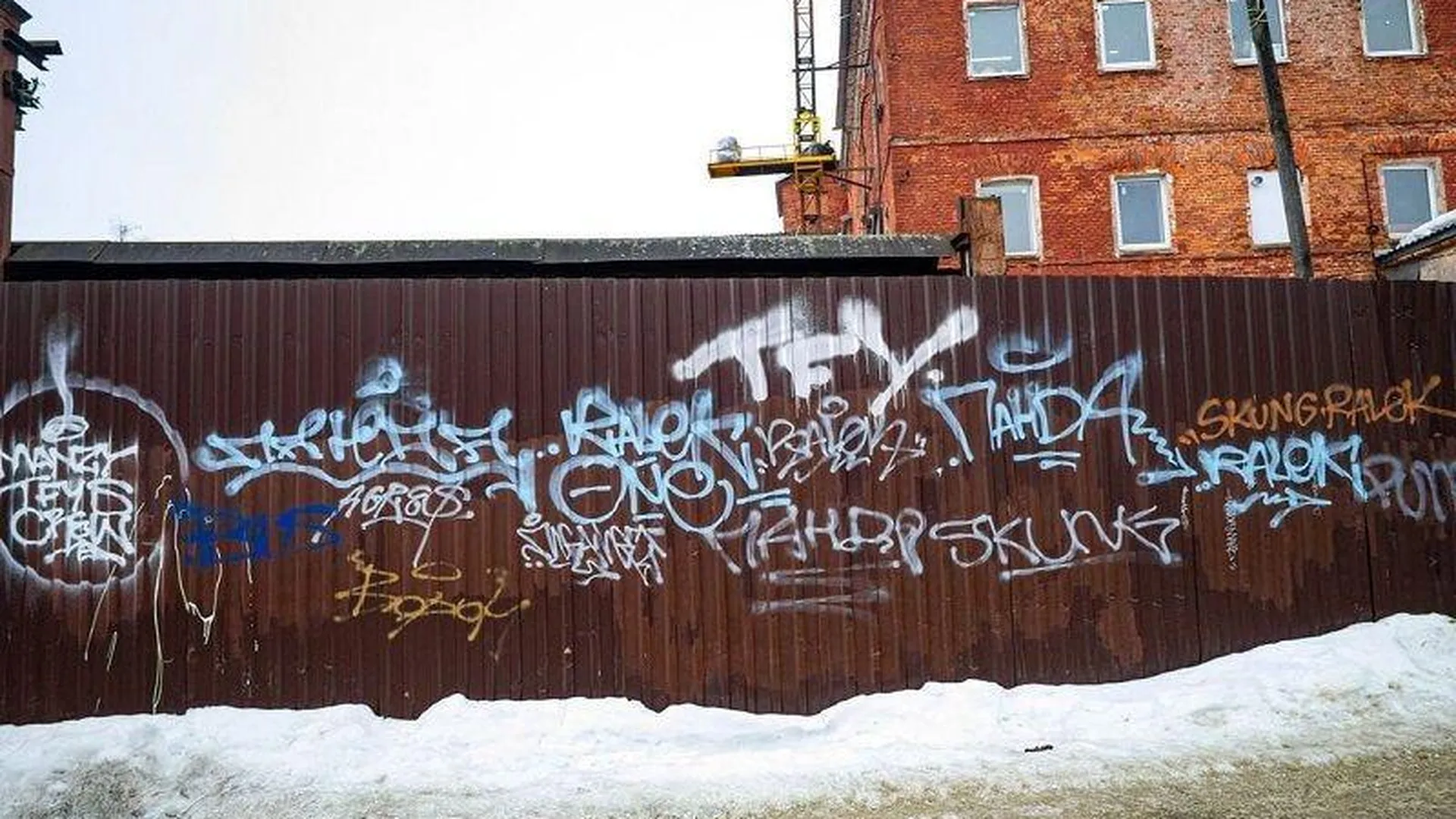 Жители Орехово-Зуево жалуются на граффити в городе