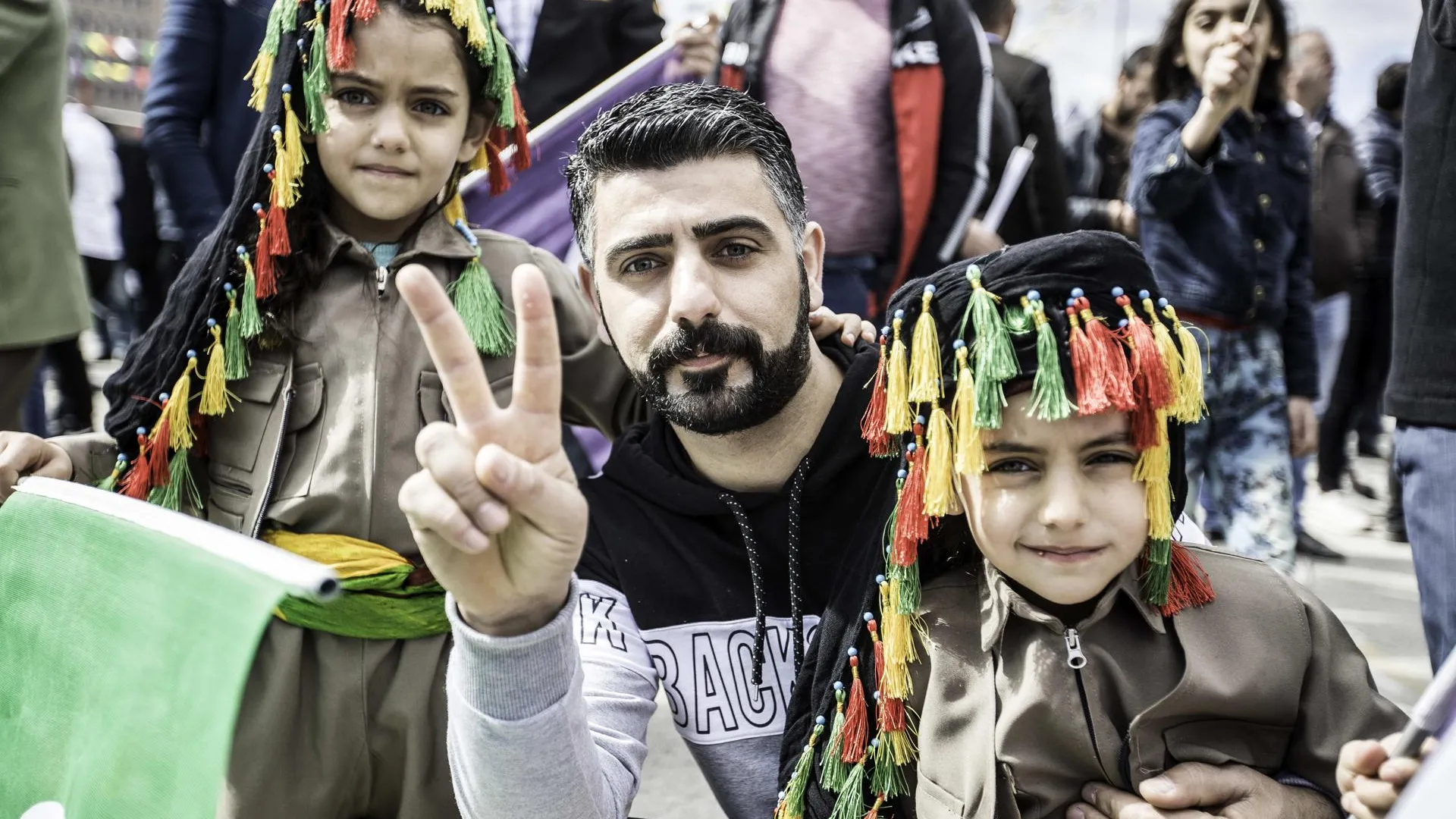 Мужчина с детьми во время курдского праздника Навруз в Турции. Фото: Emrah Oprukcu / ZUMAPRESS.com