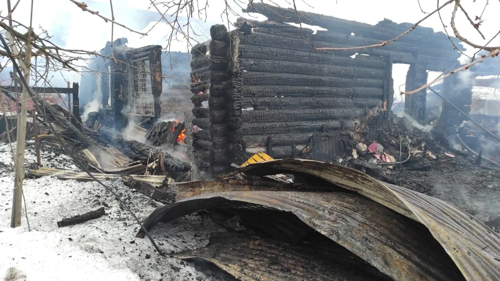 Жилой дом полностью сгорел в поселке в Ленинском округе