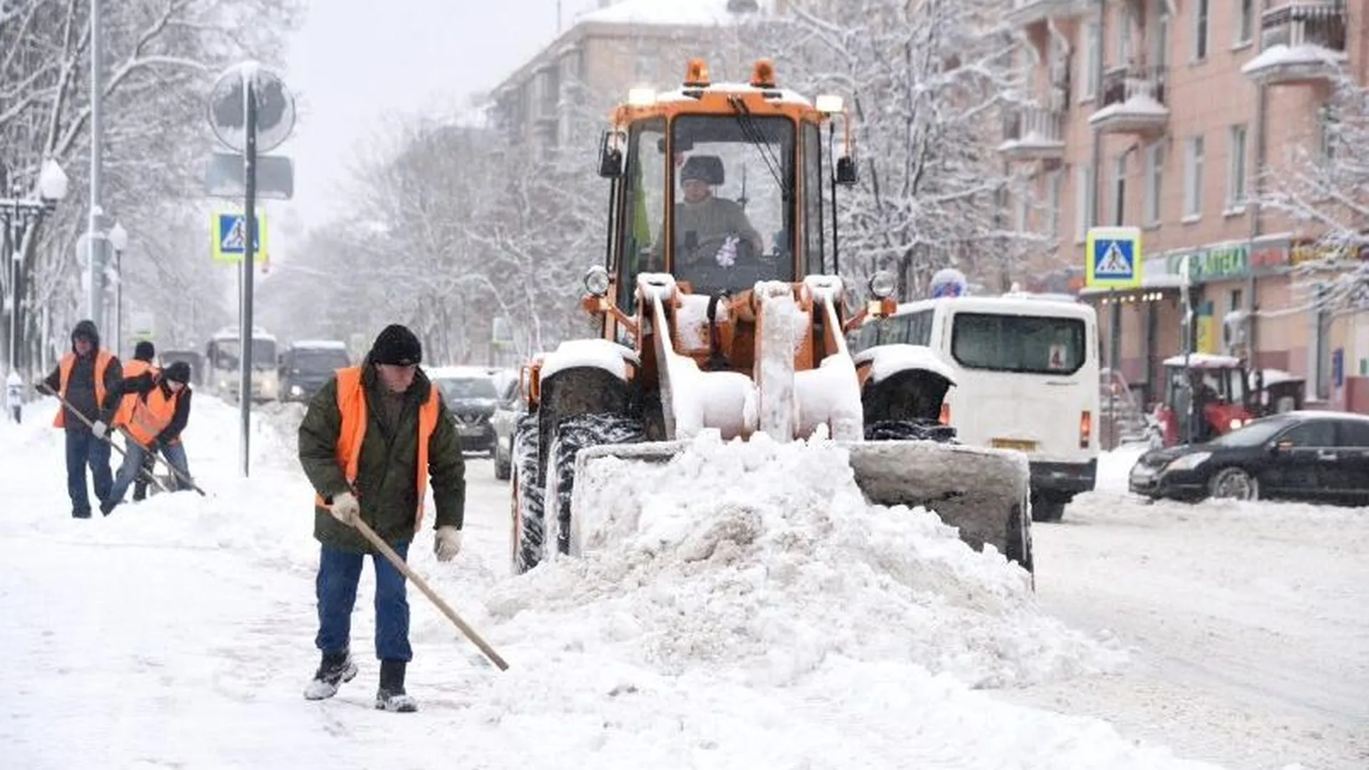 Глава Балашихи призвал автомобилистов не мешать работе снегоуборочной техники