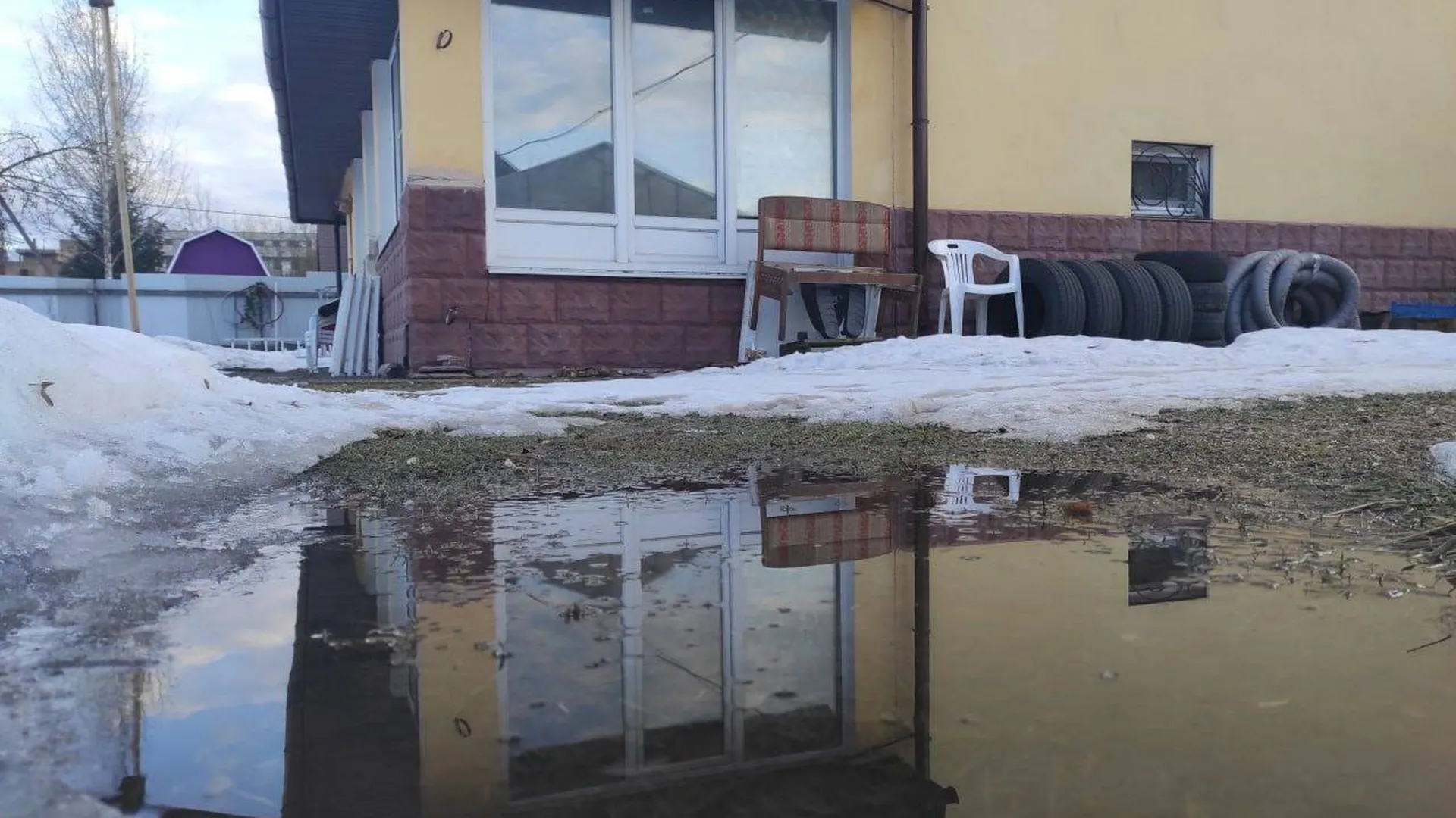 Жительнице Андреевки помогли освободить участок от талой воды