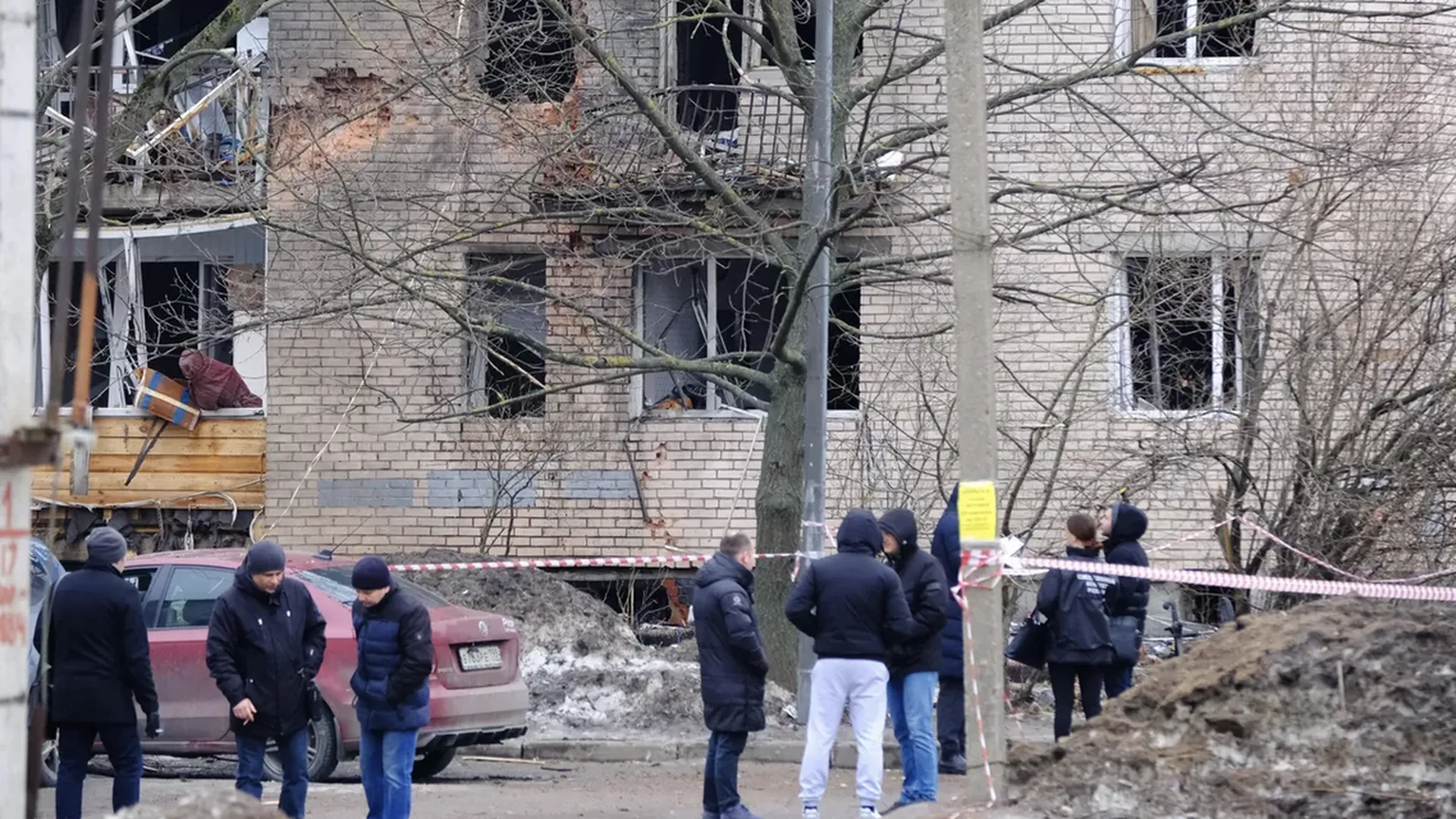 Взрыв и пожар разрушил часть дома в Санкт-Петербурге