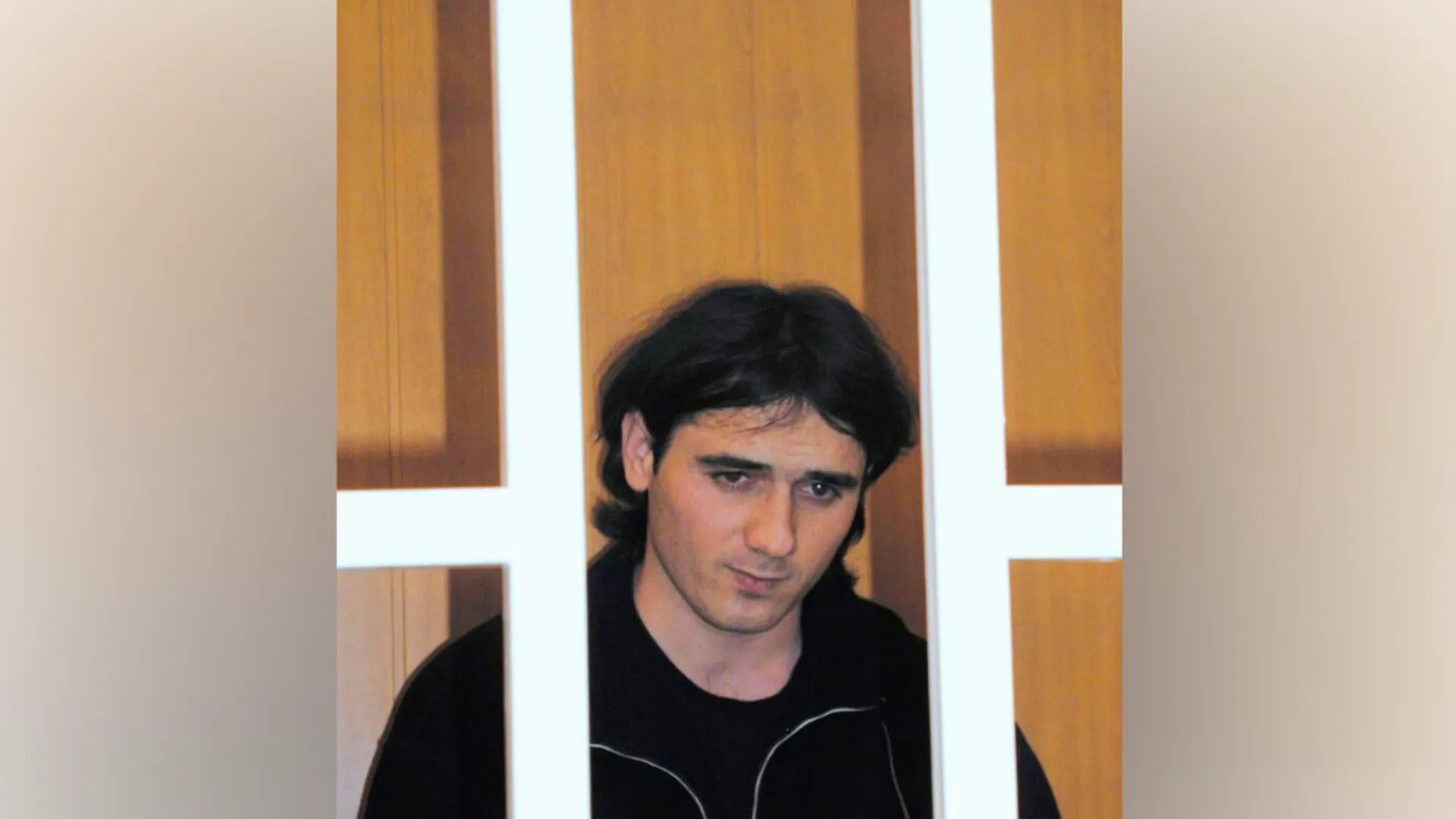 Обвиняемый по уголовному делу о нападении на школу № 1 в Беслане Нурпаши Кулаев в зале Верховного суда Северной Осетии во время судебного заседания, 2005 год