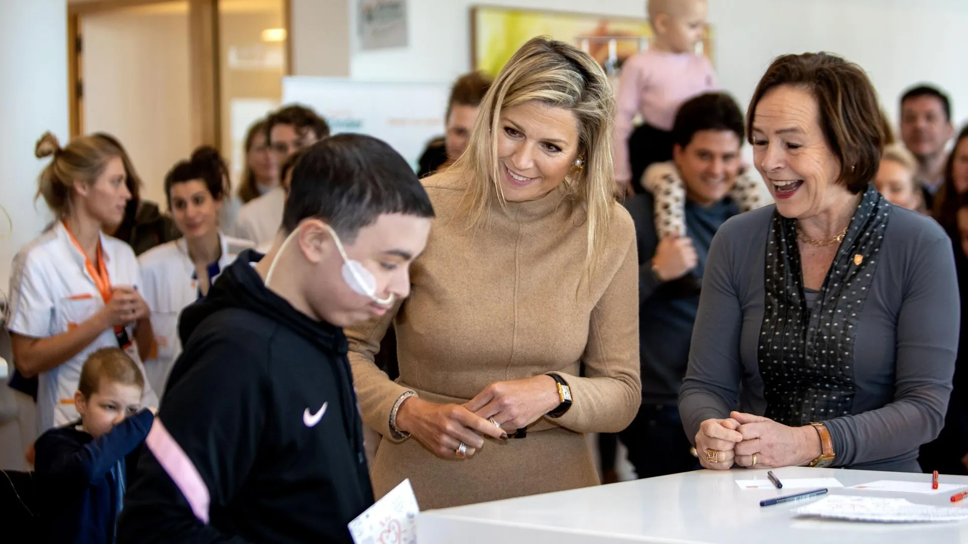 Королева Нидерландов Максима посещает центр детей, больных раком. Фото: Nieboer / Keystone Press Agency
