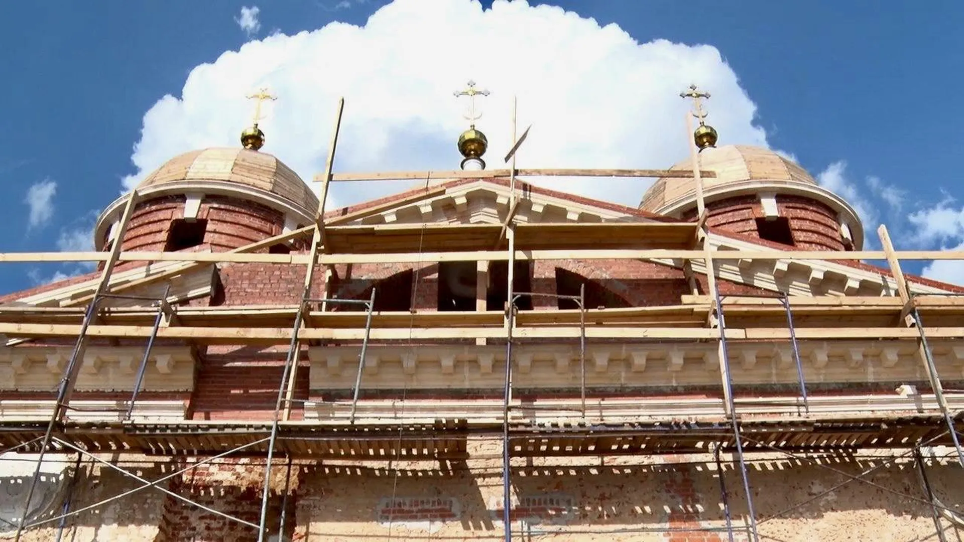 Фасад Троицкого собора в Клину начали украшать белокаменными элементами
