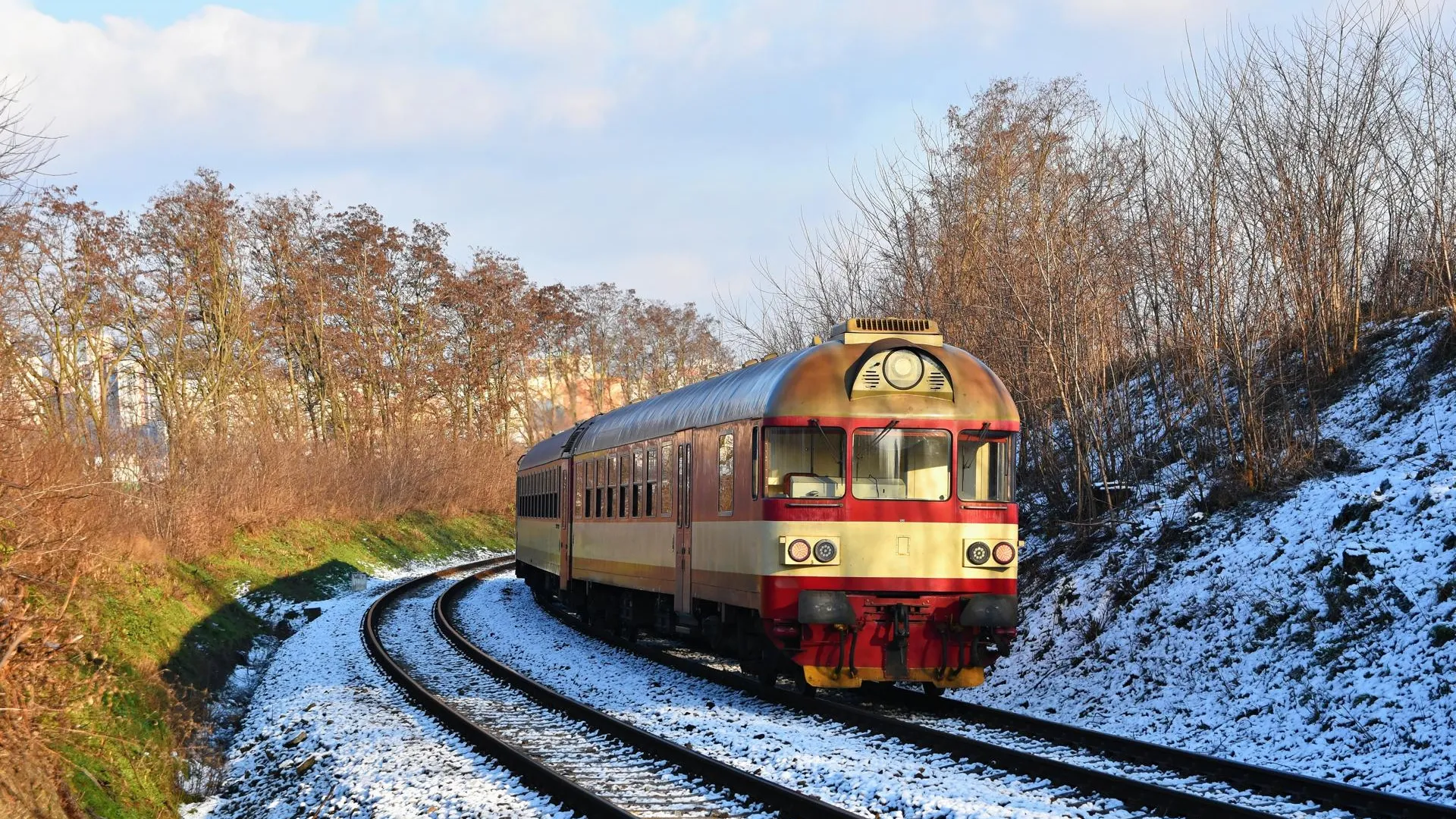Семь пассажирских поездов задержали в Свердловской области из-за снегопада