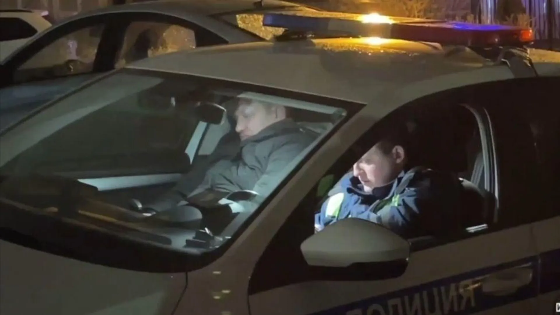 Nissan с 13-летним ребенком сдуло ветром в грузовик на Урале