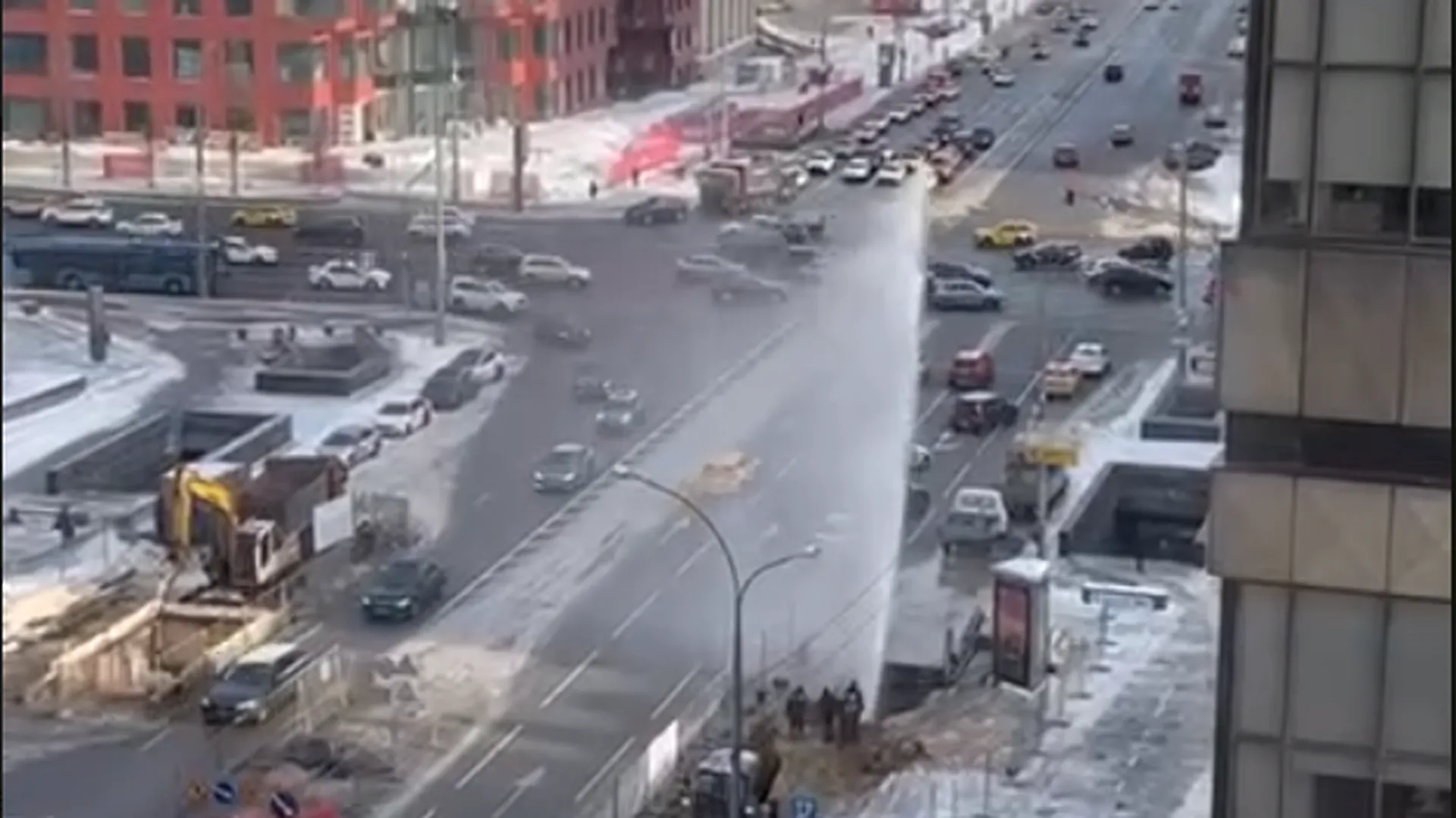 Фонтан забил из прорванной трубы в центре Москвы
