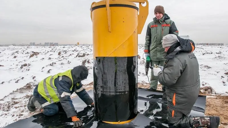 Площадки вокруг газовых скважин на полигоне «Кучино» накроют полимером до конца месяца