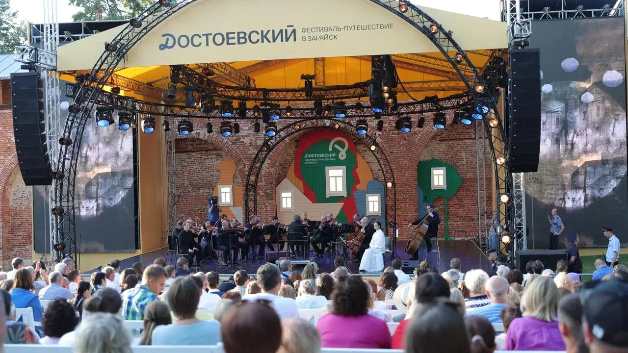 Евгений Миронов и Юрий Башмет представили спектакль-концерт «Бедные люди» в подмосковном Зарайске