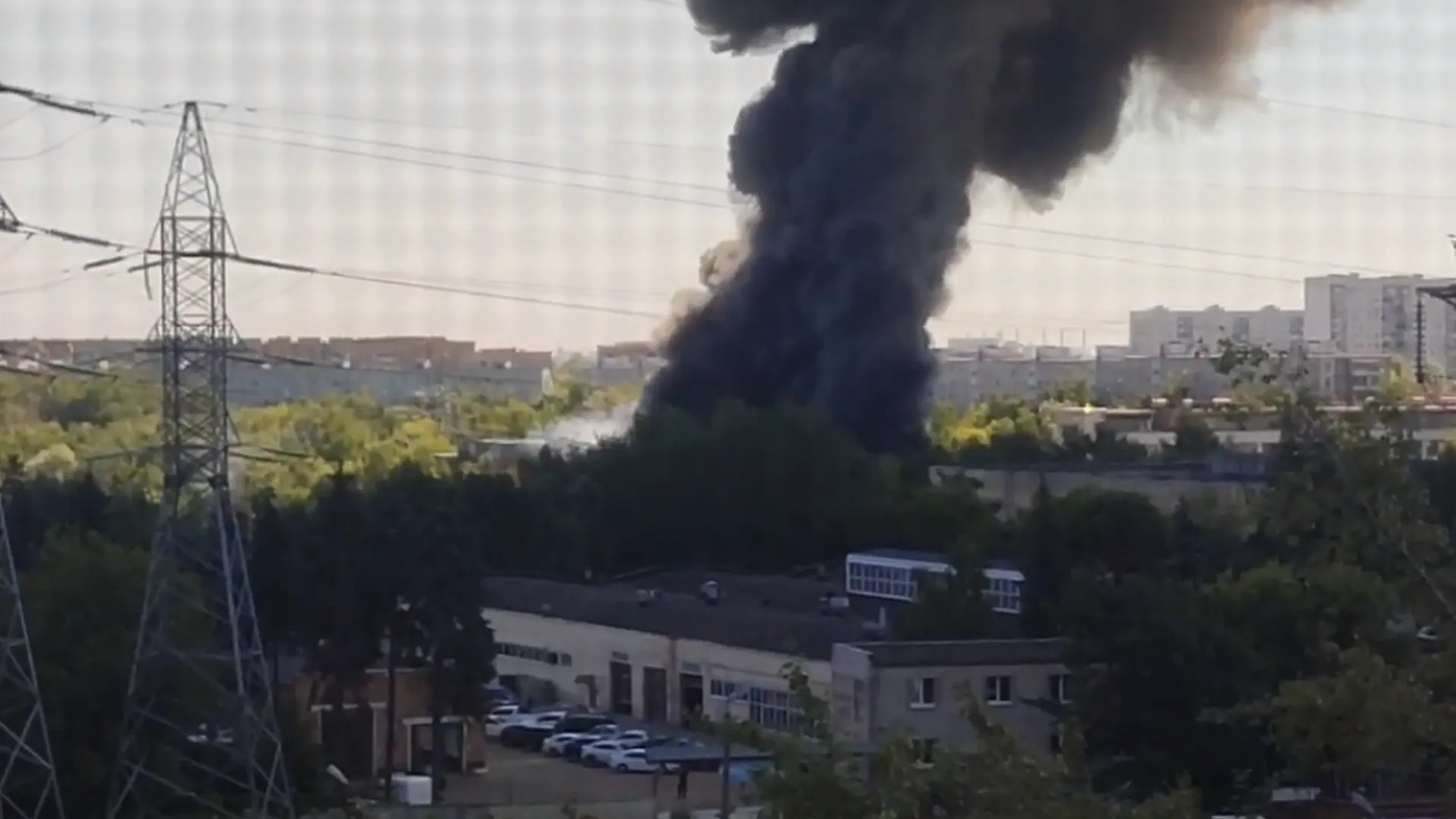 Крупный пожар в районе Каширского шоссе в Москве попал на видео