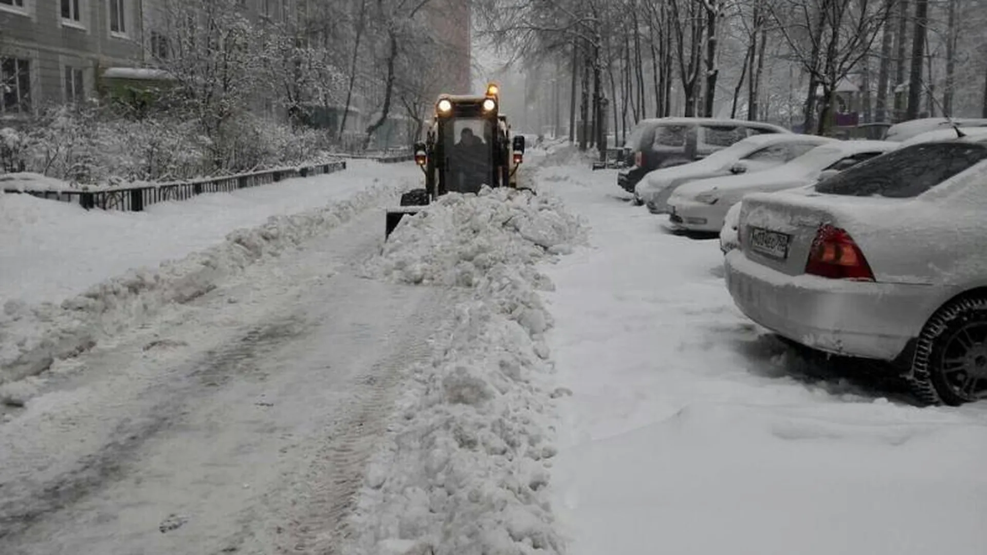 Шестнадцать тысяч человек расчищают снег в Подмосковье