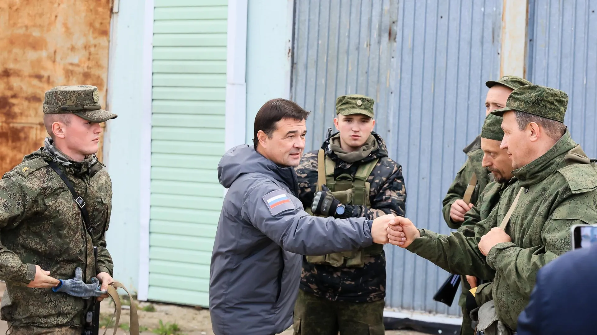 Андрей Воробьев во время посещения мобилизационного центра на базе Таманской дивизии
