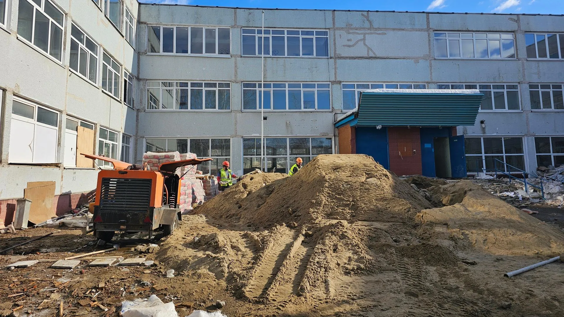 Капитальный ремонт второй школы продолжается в Луховицах
