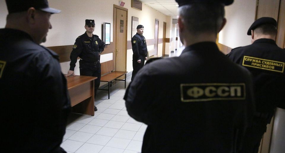 Суд оштрафовал москвича за демонстрацию желто-голубых волос