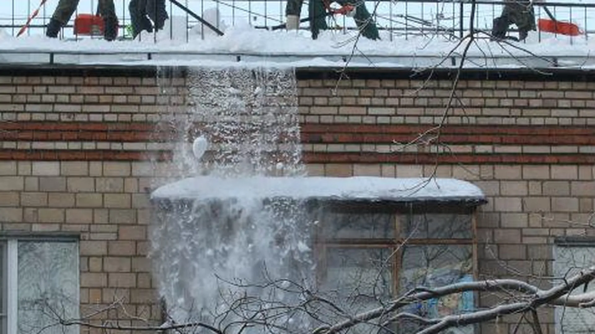 Балкон в Чехове, обрушившийся из-за снега, отремонтируют за 10 дней