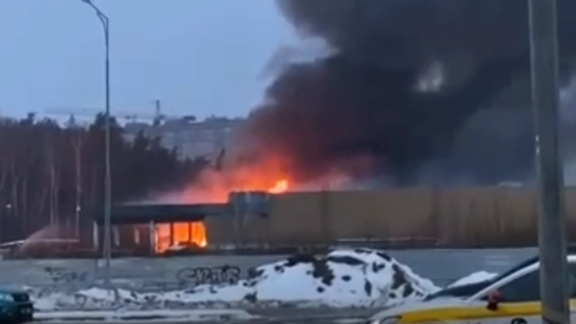 Причиной пожара у ТЦ «Стройпарк» в Балашихе стало короткое замыкание — СМИ