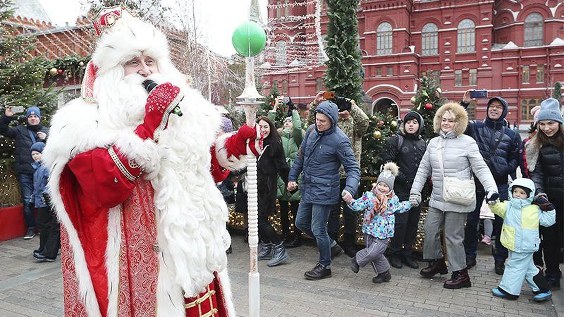 Уместно ли отказываться от массовых новогодних гуляний в Москве — мнение эксперта
