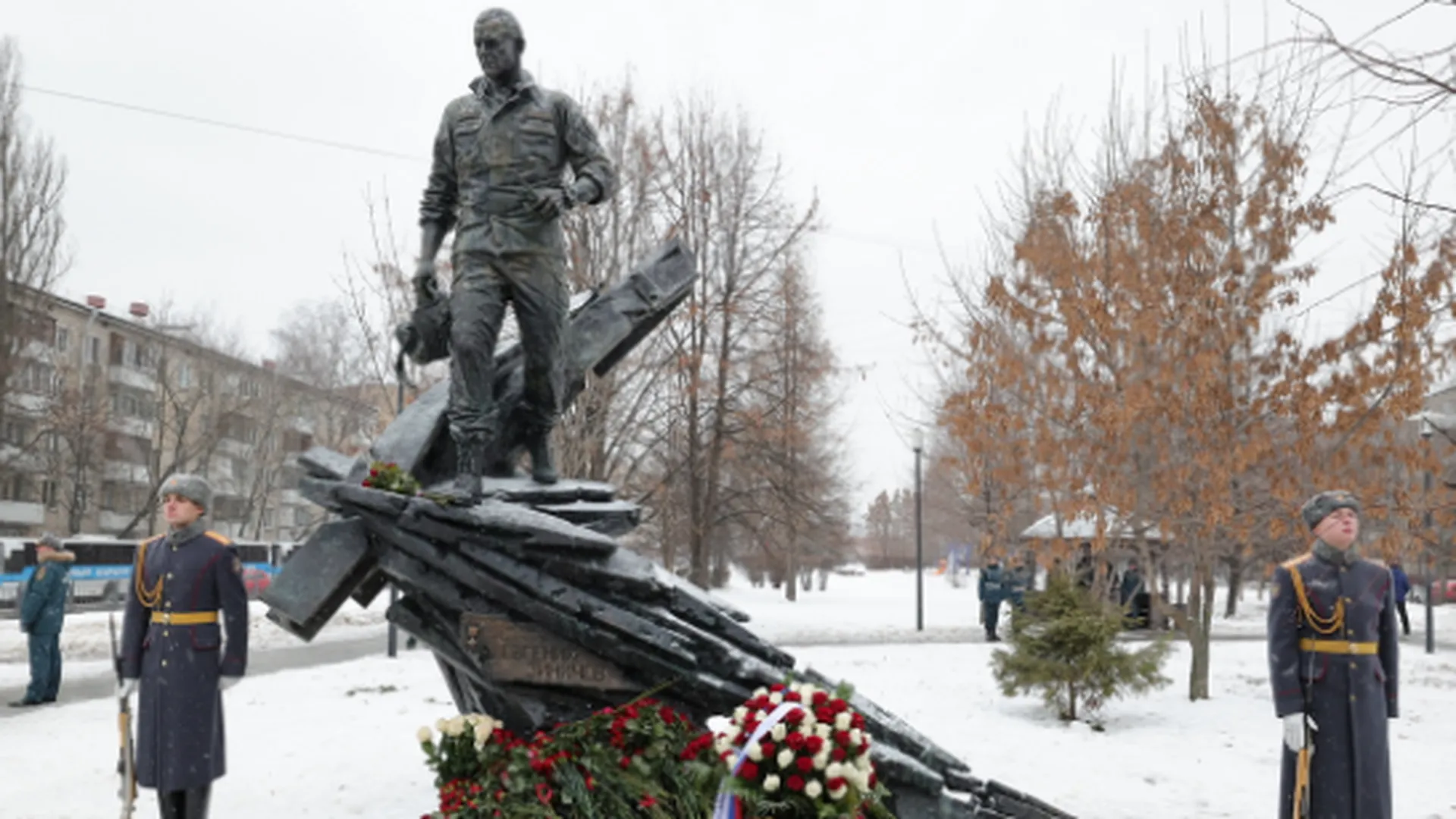 Памятник героически погибшему главе МЧС Зиничеву открыли в Москве
