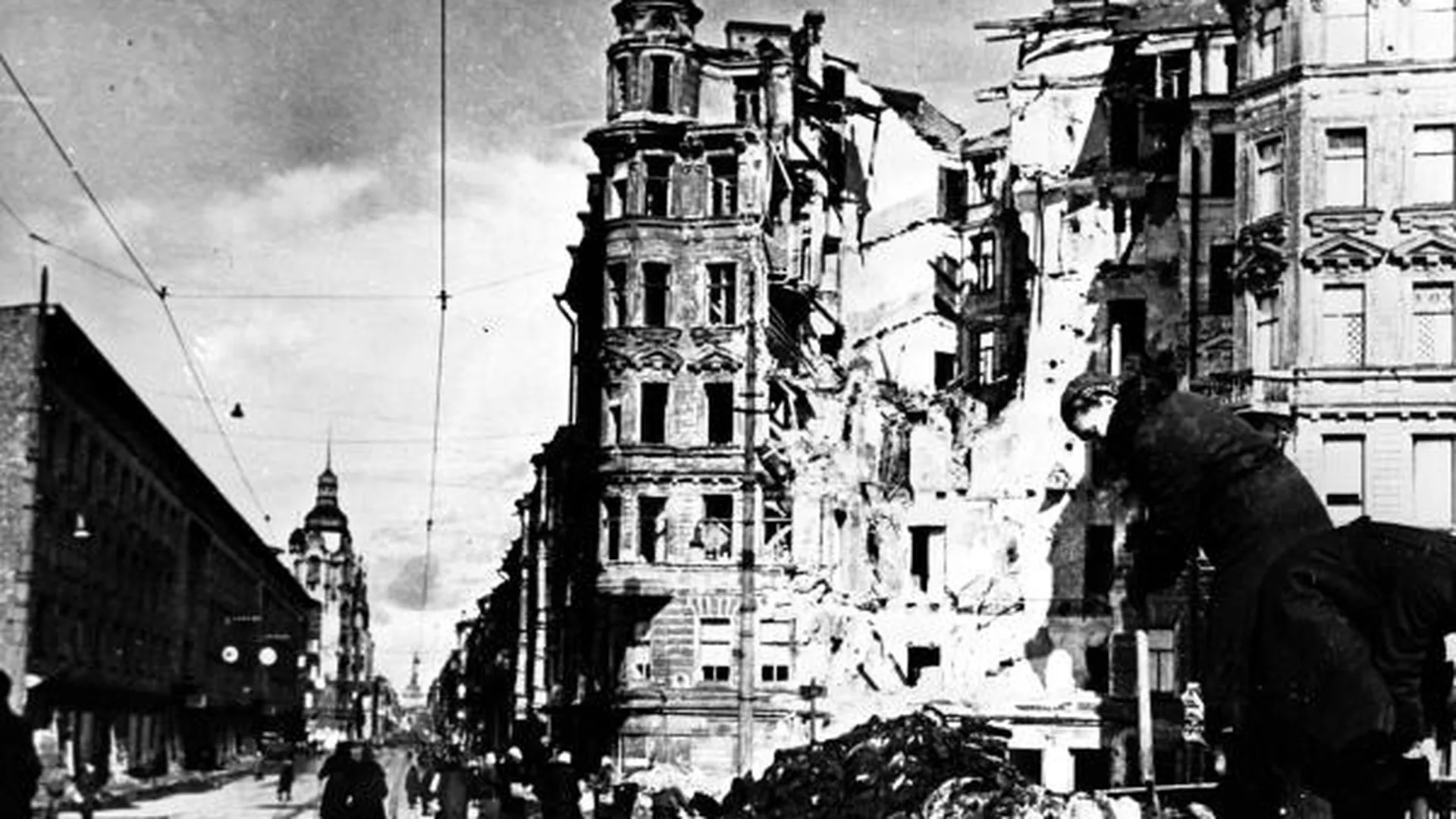 После налета вражеской авиации на улицах блокадного Ленинграда