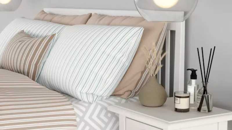 Дизайнер интерьера рассказал, что можно поставить у кровати вместо стандартной тумбочки