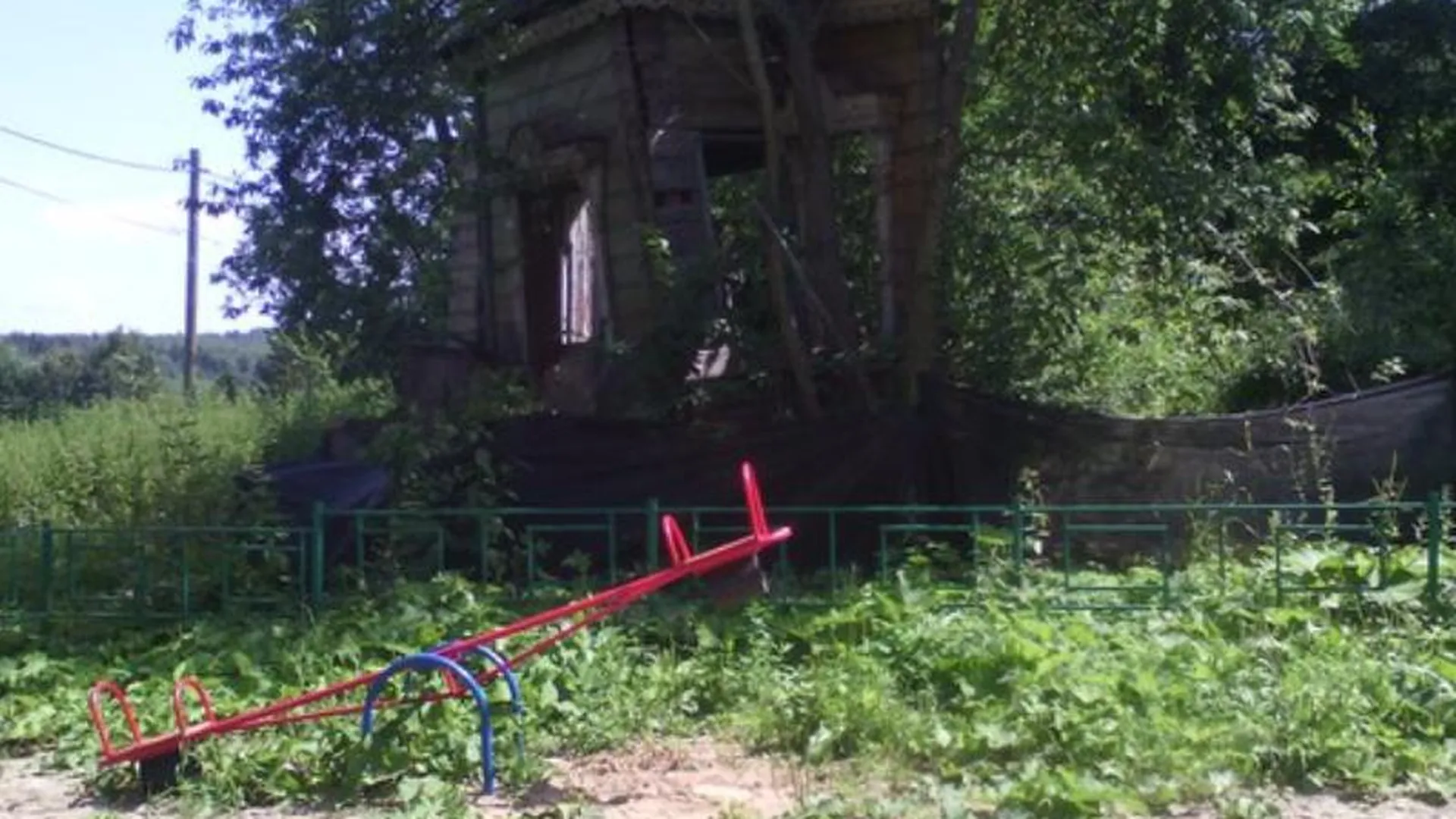 Ветхий дом может обрушиться на детскую площадку в Сергиево-Посадском районе