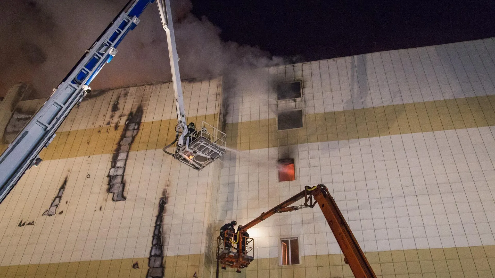 «Обвинения необоснованны». Экс-главы МЧС Кузбасса не признал вину по делу о пожаре в «Зимней вишне»