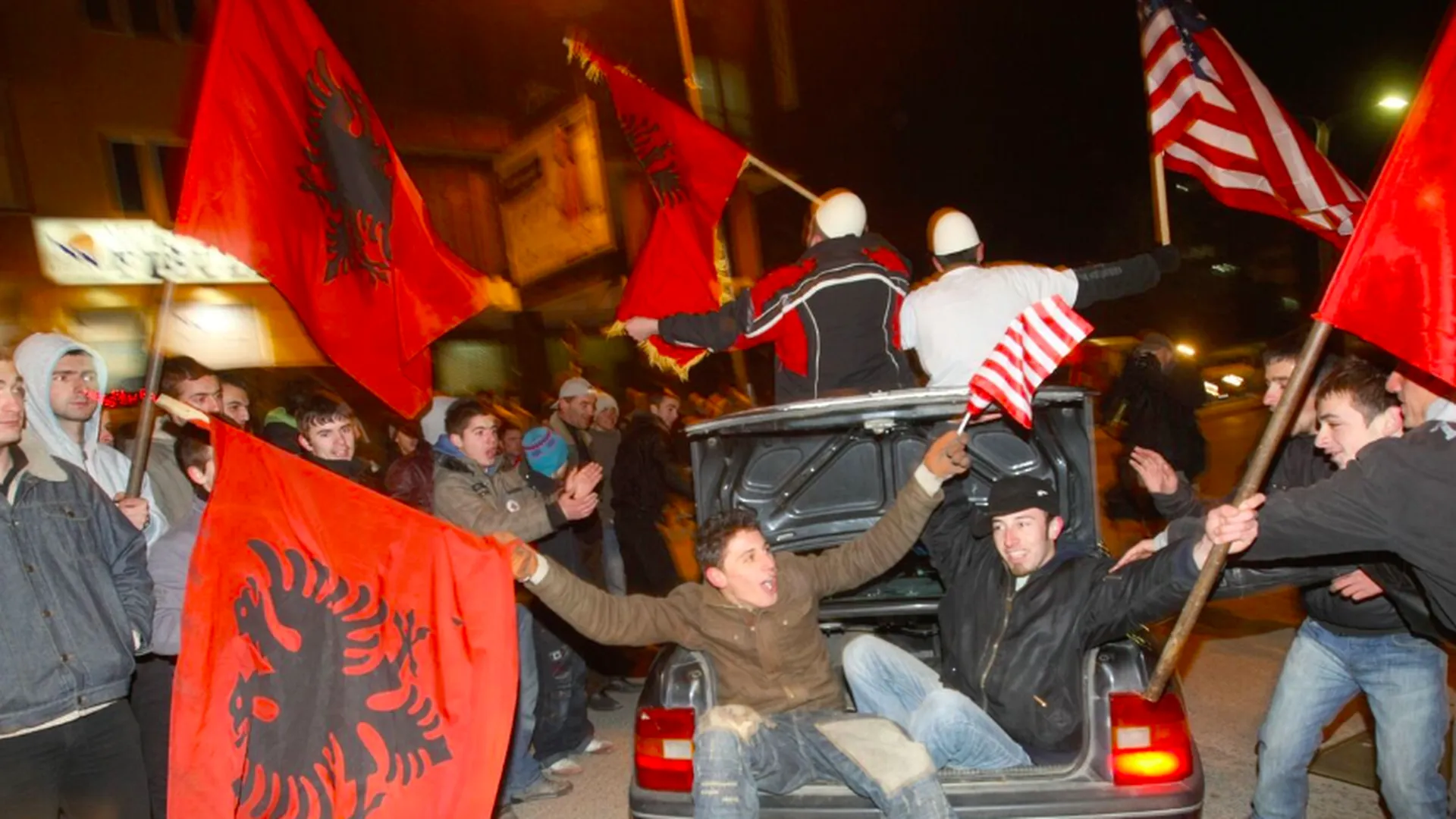 На улицах Приштины, 16 февраля 2008 года. На следующий день власти Косово объявят о независимости края