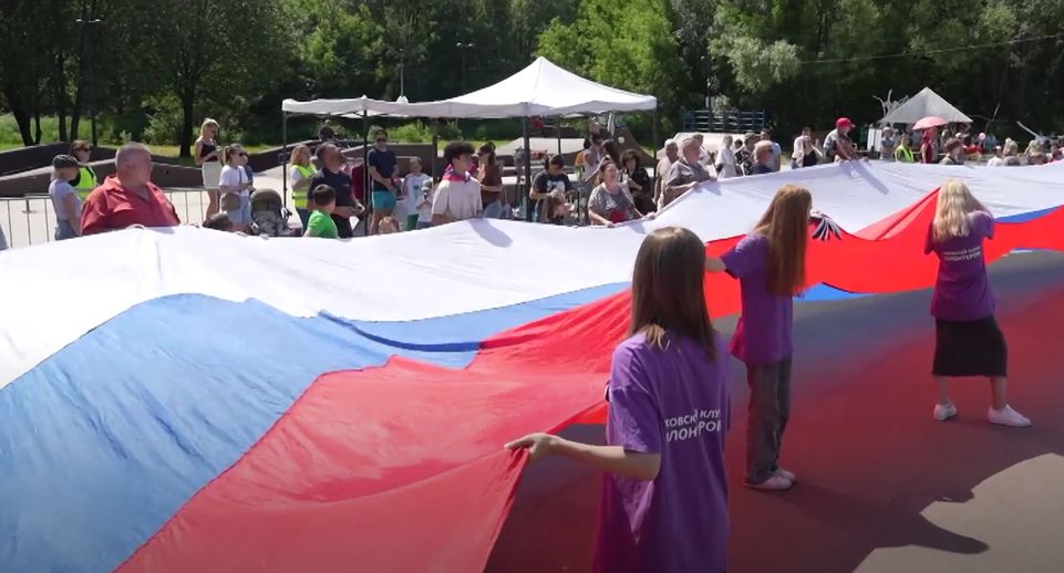 Флешмоб в честь Дня России прошел в Чехове