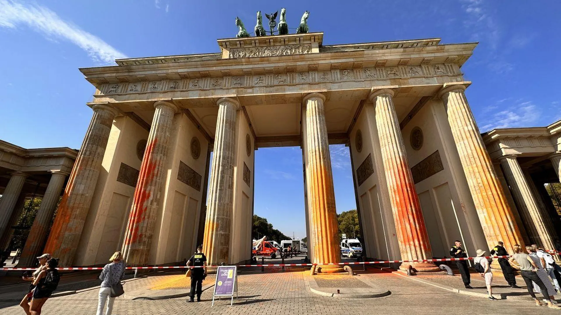 Очистка от краски Бранденбургских ворот после акции экоактивистов обойдется в 35 тысяч евро