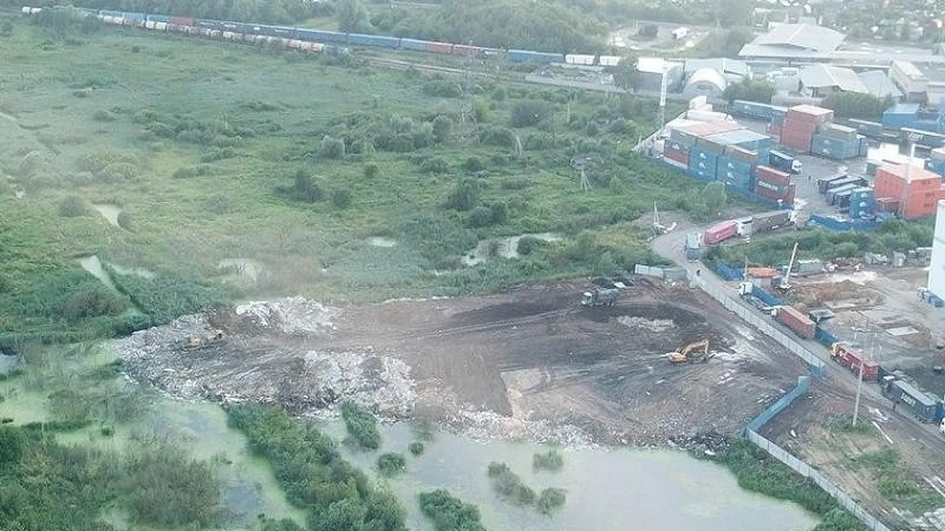 В Старой Купавне нарушители засыпали мусором болото и часть акватории реки Шаловки