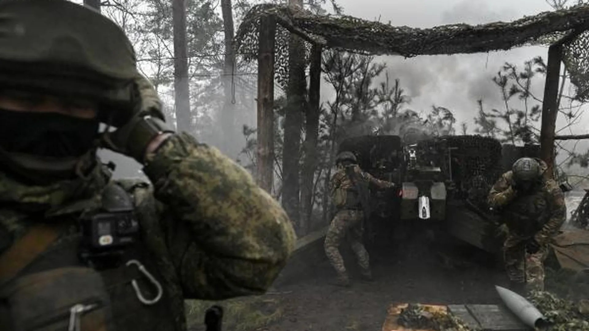 Артиллеристы Вооруженных сил России ведут огонь по позициям ВСУ