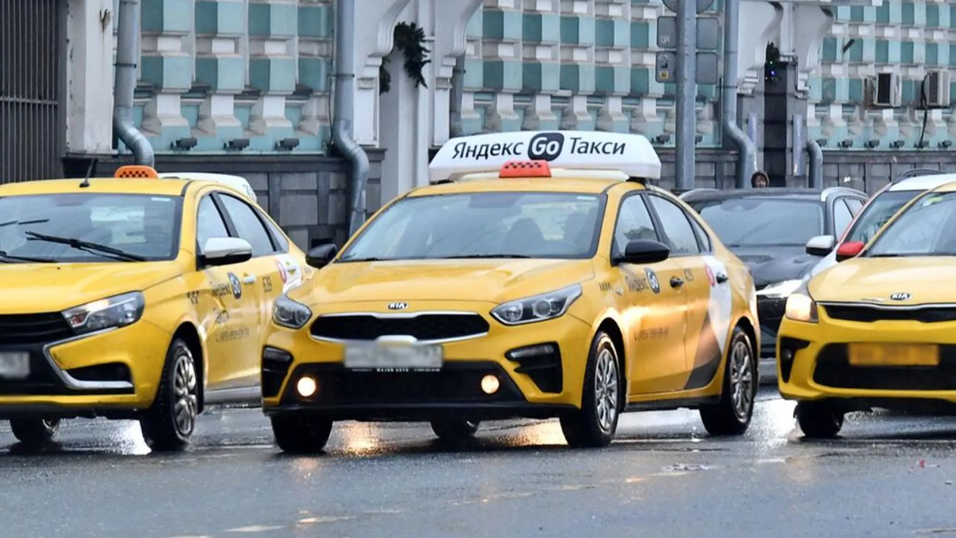 «Платить будем больше, получать меньше»: в Госдуме раскритиковали повышение страховых выплат пассажирам такси