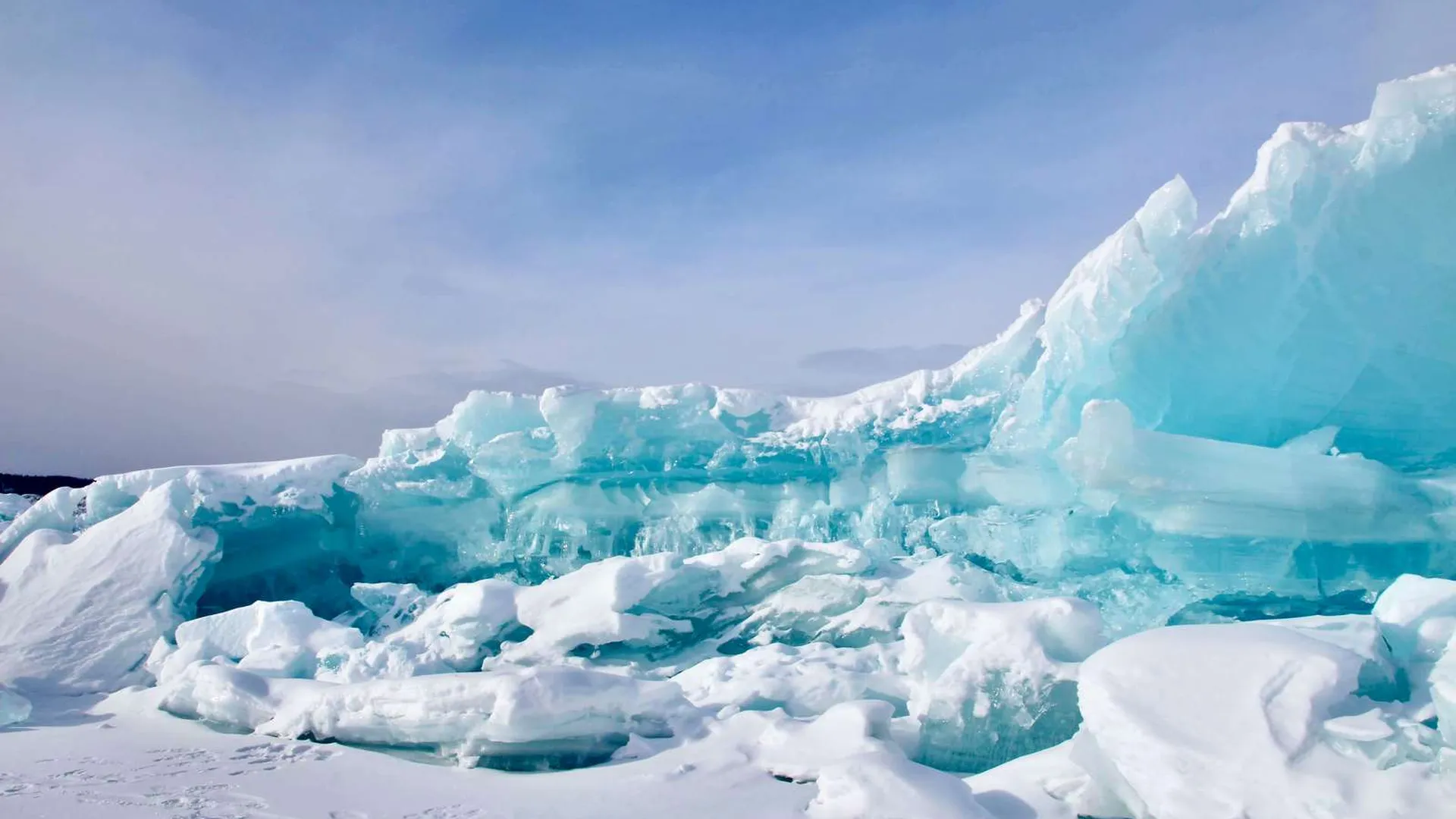Человеческие останки и обломки самолета обнаружили в тающих ледниках