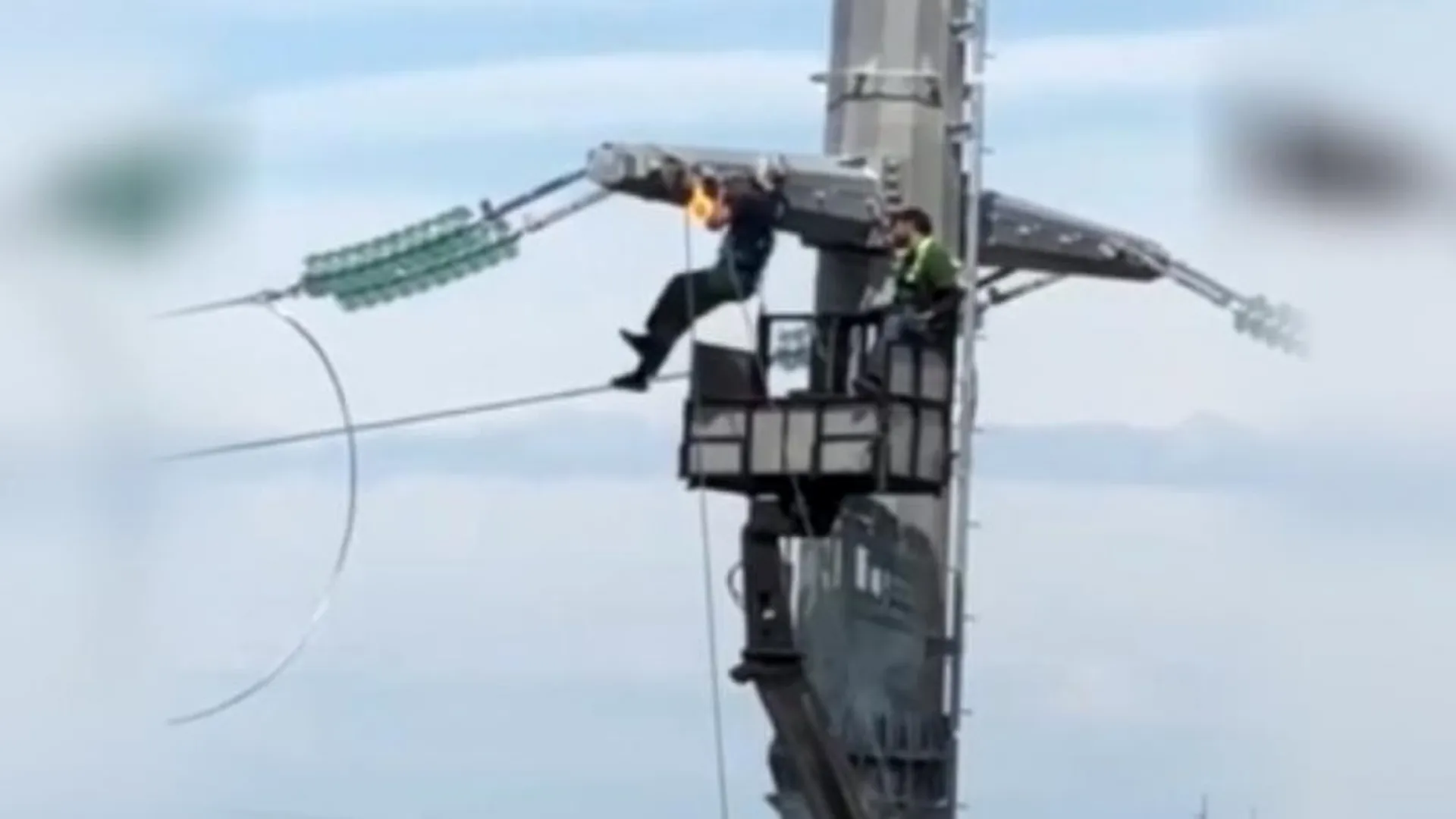 В Серпухове рабочий-экстремал несколько раз подтянулся на высоковольтной линии электропередач 