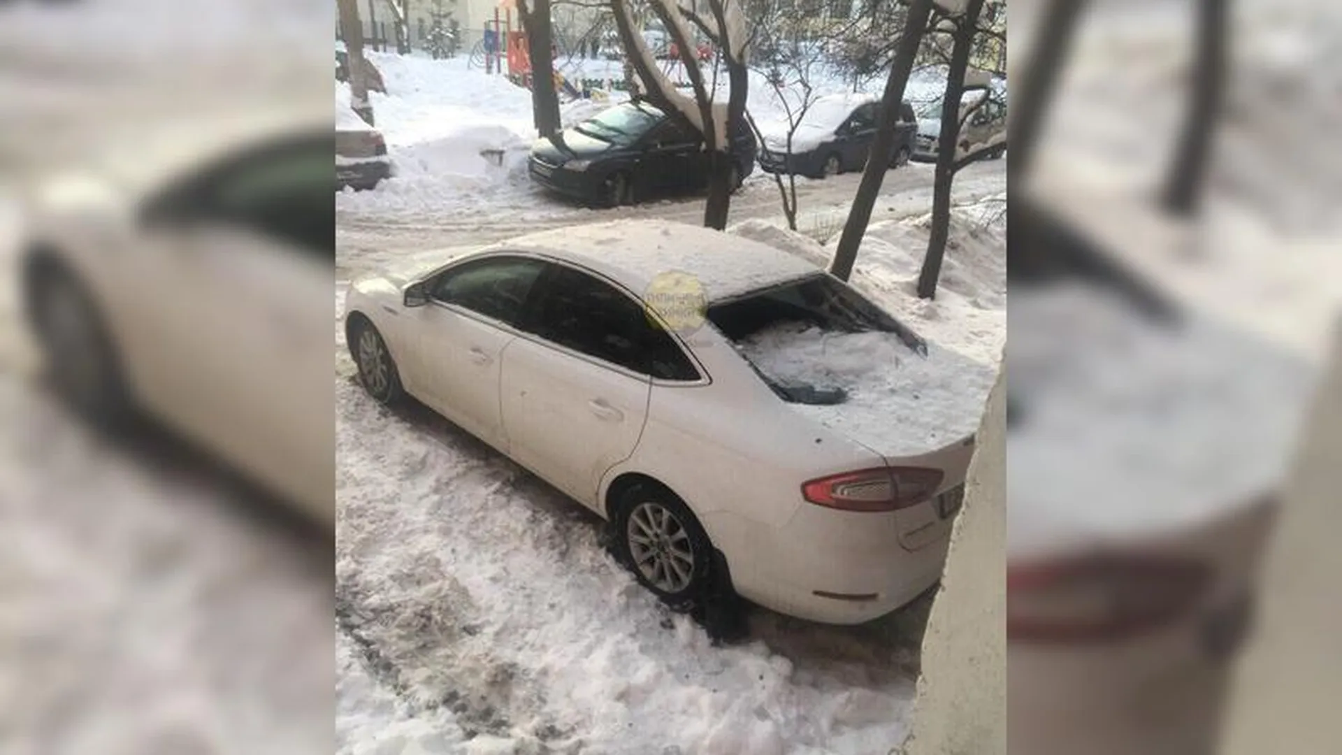 Глыба льда разбила неправильно припаркованный автомобиль в Химках