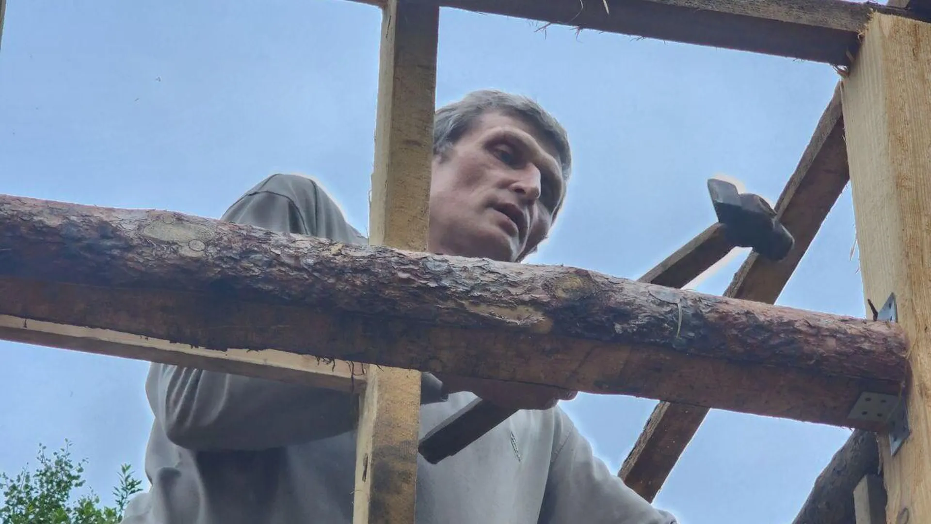 Подмосковному ветерану СВО помогают строить домик в деревне