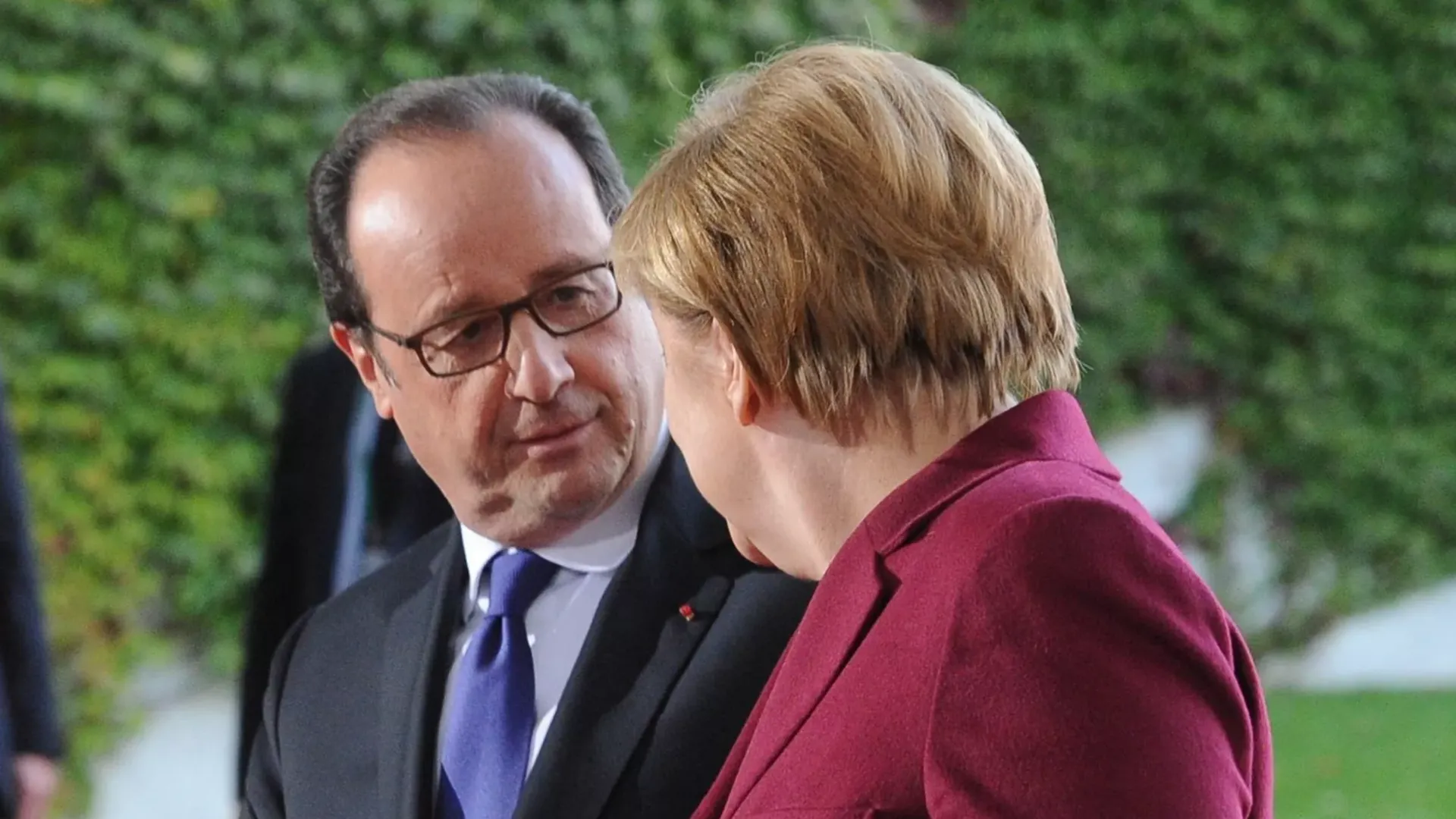 Экс-президент Франции подтвердил слова Меркель о Минских соглашениях