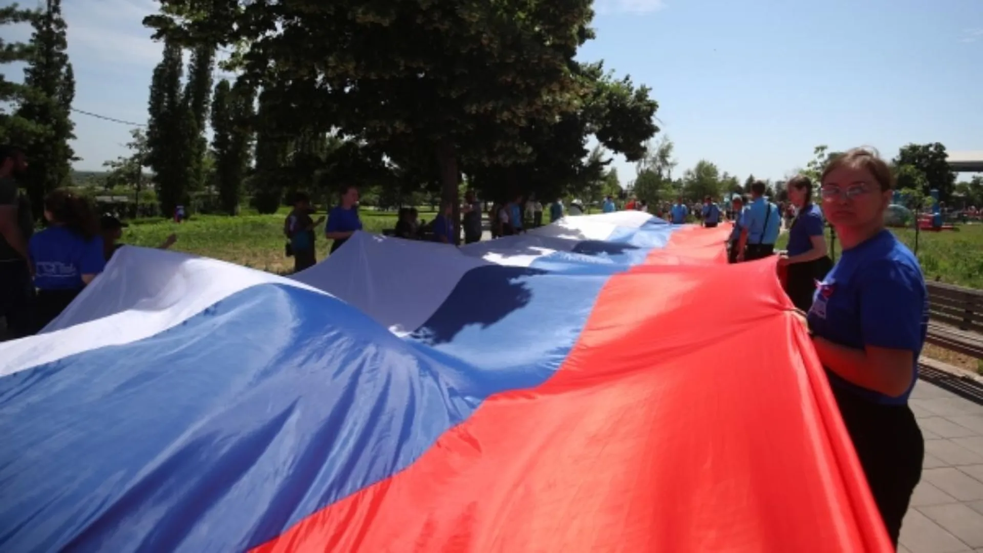 В Королеве в рамках праздника пронесли огромный флаг России