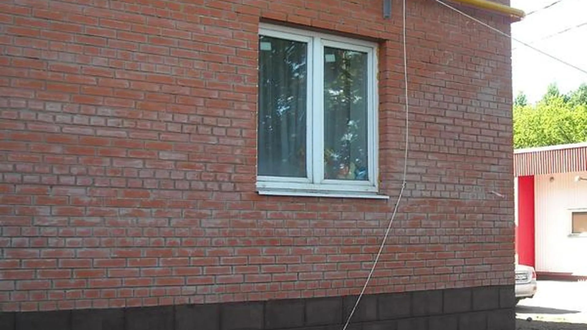 УК в Электрогорске убрала электрический кабель с фасада дома