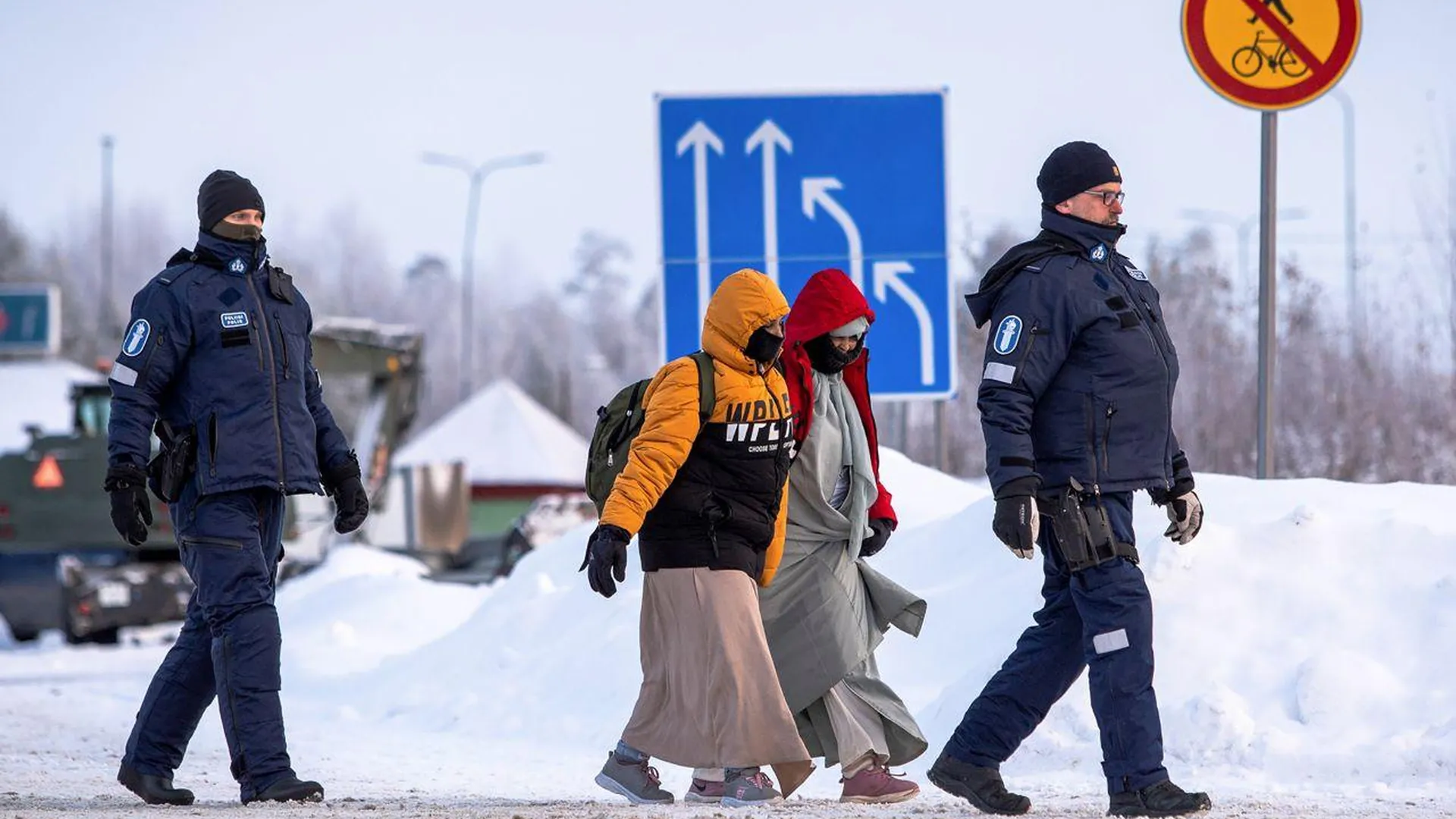 Власти Финляндии пытаются откупиться от мигрантов